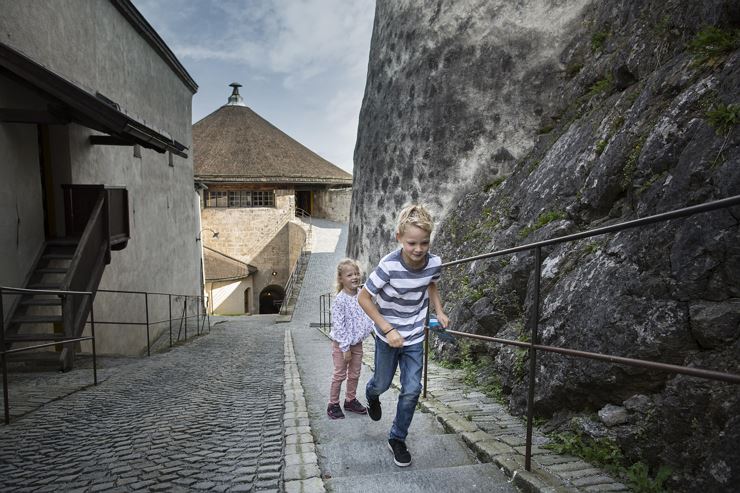 Ritter und Burgfräulein auf der alten Festung