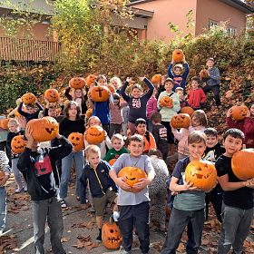 20251029_Kufstein_Ferienexpress_Kürbisschnitzen