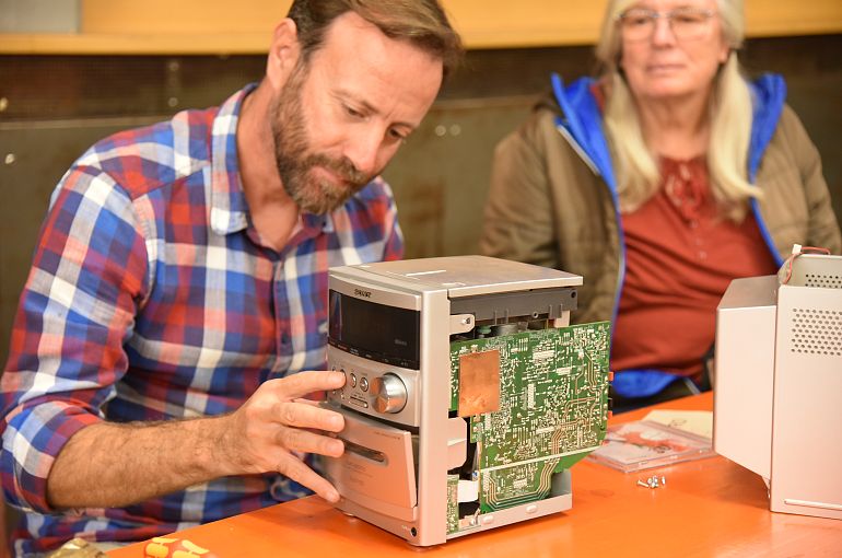 repair-cafe-c-andreas-rieser-1-1
