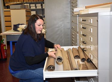 stadtgeschehen-ein-tag-mit-dem-stadtarchiv-foto-5-milena-prommegger-und-alte-rollen-0897dsc-0931-4