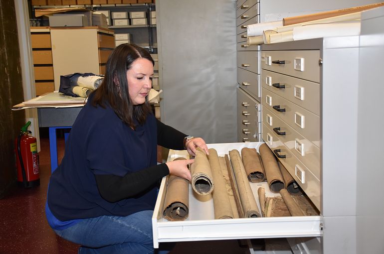 stadtgeschehen-ein-tag-mit-dem-stadtarchiv-foto-5-milena-prommegger-und-alte-rollen-0897dsc-0931