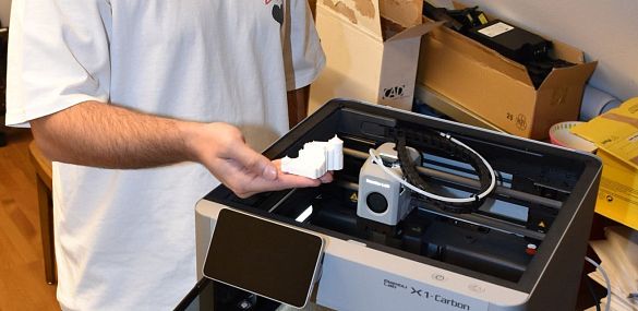 Edwin Sabic am 3D-Drucker im hintersten Zimmer des Bauamts