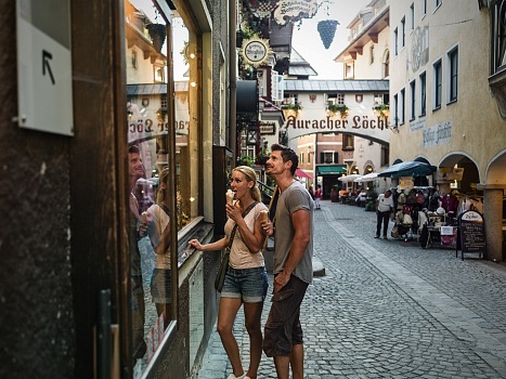 roemerhofgasse-und-shoppen-in-der-altstadt-kufstein©lolin