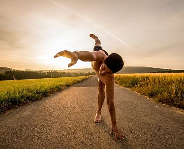 slim-06-hie-kim-lineup-yoga-tage