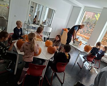 20251029_Kufstein_Ferienexpress_Kürbisschnitzen