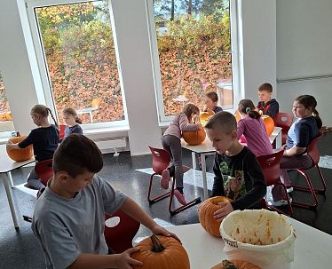 20251029_Kufstein_Ferienexpress_Kürbisschnitzen