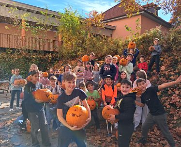 20251029_Kufstein_Ferienexpress_Kürbisschnitzen
