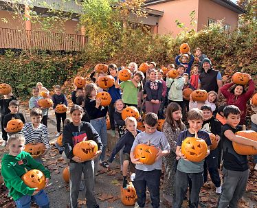 20251029_Kufstein_Ferienexpress_Kürbisschnitzen
