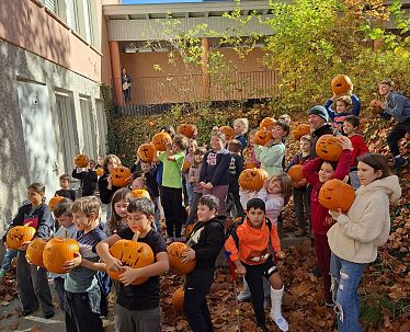 20251029_Kufstein_Ferienexpress_Kürbisschnitzen