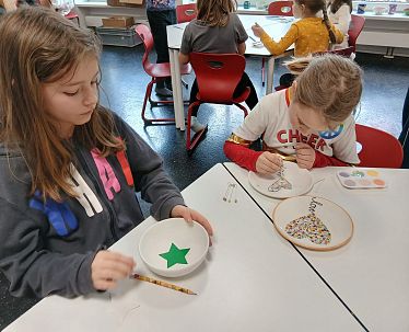 2026_Kufstein_Ferienexpress_Semesterferien_Keramikmalen3_c Vielfalt GmbH