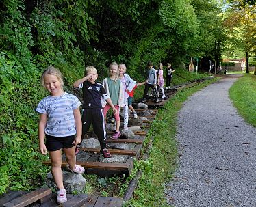 slim-balancierparcours-im-gruenen