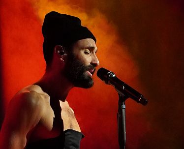 slim-conchita-sings-the-classics-3