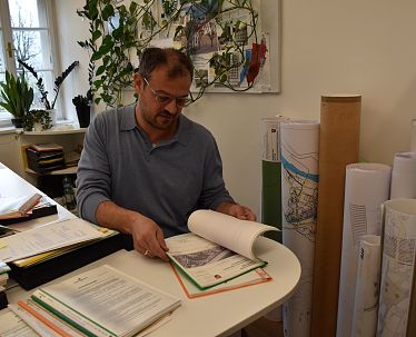 slim-richard-hock-studiert-akten-zum-projekt-am-kasernenareal