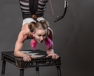 slim-sara-twister-foot-archery-street-performer-boyd-anderson-8237