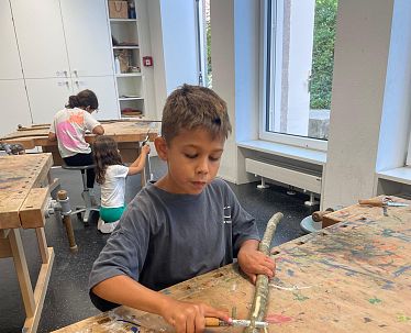 slim-schnitzen-in-der-werkstatt15