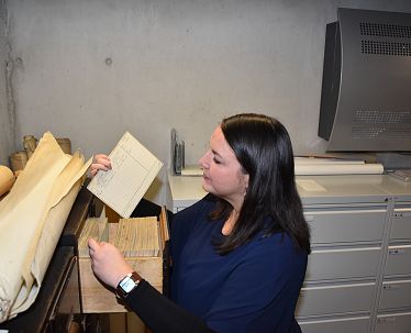 slim-stadtgeschehen-ein-tag-mit-dem-stadtarchiv-foto-3-milena-prommegger-und-meldekarte-0897