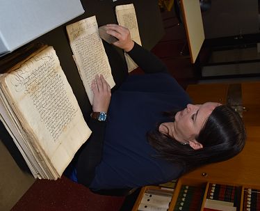 slim-stadtgeschehen-ein-tag-mit-dem-stadtarchiv-foto-4-milena-prommegger-putzt-akten-0899